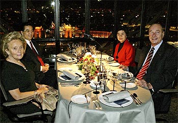 Hu Jintao y Jacques Chirac, junto a sus esposas, anoche en el restaurante de la Torre Eiffel.