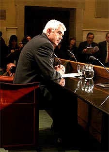 El presidente de la Generalitat, Pasqual Maragall, durante su comparecencia de ayer ante los medios de comunicación.