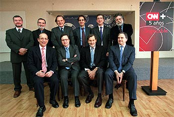 De izquierda a derecha, José Javier Esparza, Emili Prado, Pedro Piqueras, Juan Pedro Valentín, Antonio San José y Joaquín Estefanía. Sentados: Baltasar Magro, Manuel Soriano, Francisco G. Basterra y Jordi García Candau. rnrn
