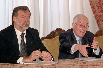 El canciller argentino, Rafael Bielsa, y el director de la Real Academia Española, Víctor García de la Concha.
