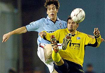 Berizzo despeja la pelota ante Vucko.