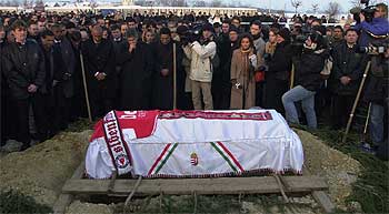 Un momento del funeral de Féher, con el mítico Eusebio junto al cámara de televisión de blanco, y detrás, a su derecha, Camacho, técnico del Benfica.