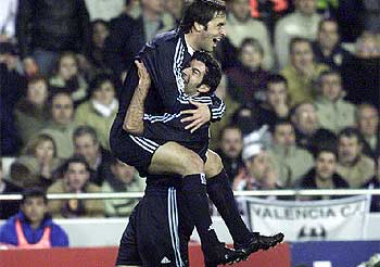Raúl se abraza a Figo tras marcar su gol.