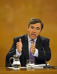 El ministro del Interior, Ángel Acebes, en una rueda de prensa.