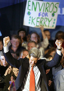 John Kerry es aclamado tras conocer su victoria en New Hampshire.