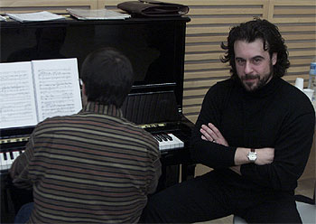 Carlos Álvarez posa, junto al pianista Rubén Fernández, durante el ensayo de ayer en el Kursaal.
