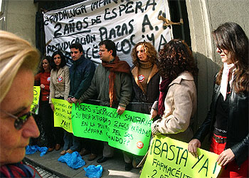 Opositores del año 2002 protestan para ocupar sus plazas