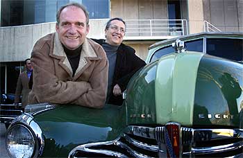 Carles Bosch, en primer plano, y Josep Maria Domènech, ayer en los estudios de TV-3 junto a un viejo  buick  como los que aún circulan por La Habana . 