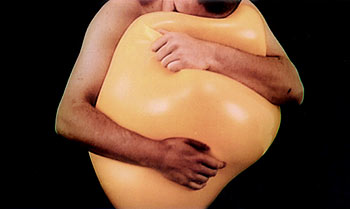 Imagen de la videoinstalación  Trampas  (1998), de Nikos Navridis.