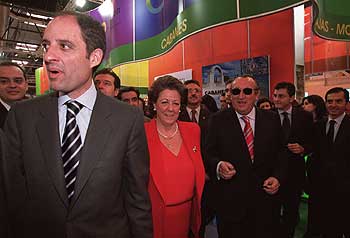 Francisco Camps, Rita Barberá y Carlos Fabra, ayer en Fitur.rnrnLa ex ministra Carmen Alborch, ayer en la feria de turismo de Madrid.
