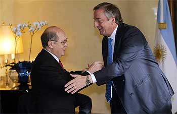 El presidente de la CEOE, José María Cuevas (izquierda), saluda ayer al presidente Kirchner.