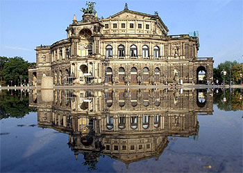 El edificio de la Semperoper, de Dresde, se refleja en el agua que la inundó en 2002.