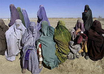 Viudas afganas, vestidas con el burka.