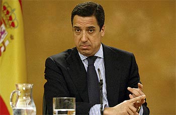 Eduardo Zaplana, portavoz del Gobierno, en la rueda de prensa tras el Consejo de Ministros.