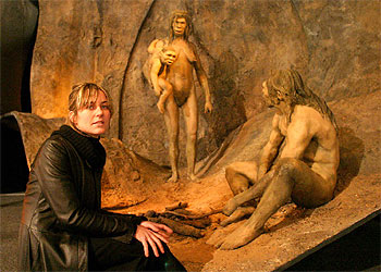 Mar Vilajosana, una de las creadoras de las figuras de la exposición   Del mono al hombre , ante una escena que recrea la evolución humana.