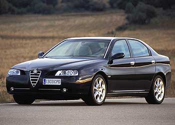 El carácter deportivo del Alfa 166 se aprecia en la línea, más afilada y con las aletas resaltadas. Pero el interior es más frío y austero.