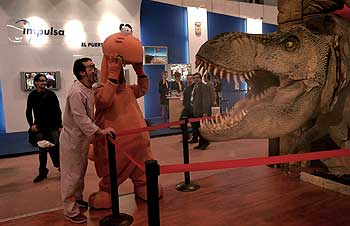 La cabeza de un   Tiranosaurio rex   (que se mueve y ruge) destaca en el espacio de Aragón en Fitur, donde se presenta la ampliación del proyecto Dinópolis, en Teruel.