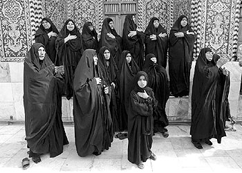 Mujeres musulmanas en el patio de una mezquita.