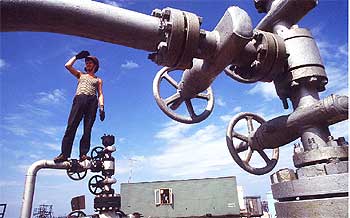 Transneft planea exportar este año un mínimo 26 millones de toneladas más que en 2003.