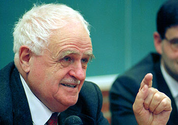 Álvaro d'Ors, durante una conferencia en 1995.