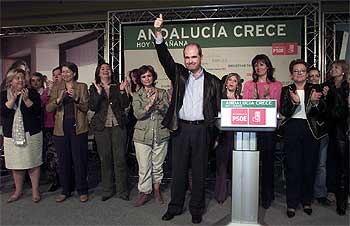 Manuel Chaves, ayer, en el acto con las candidatas de su partido.