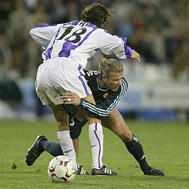 Beckham cae en lucha con Richetti en una jugada del partido.