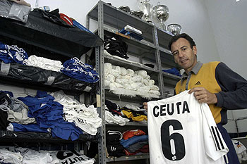 Gabino, en el vestuario del Ceuta.