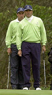 Olazábal (detrás) y Ballesteros, durante el Seve Trophy de 2000.