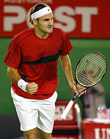 Roger Federer aprieta el puño tras un golpe ganador.