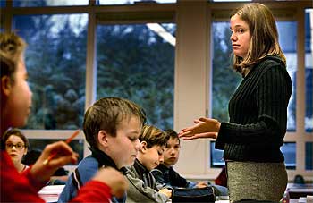 Vicky Schouten, de 17 años, da una clase como profesora ayudante en el Liceo Revius de Doorn (Holanda).
