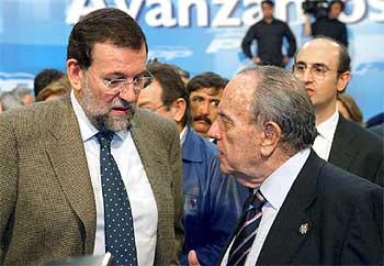 El líder del PP, Mariano Rajoy, conversa con el presidente de la Xunta, Manuel Fraga, ayer tras un acto electoral en A Toxa.