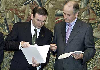 Juan José Ibarretxe entrega oficialmente a Juan María Atutxa el plan Ibarretxe , en octubre de 2003.