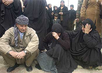 Familiares de las víctimas del doble atentado de ayer en el Kurdistán iraquí esperan noticias en las afueras de un hospital de Erbil.