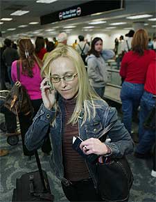 Una pasajera habla por el teléfono móvil en el