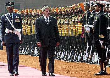 El presidente de Brasil, Lula da Silva, pasa revista a las tropas que le rinden honores en su reciente visita a India.