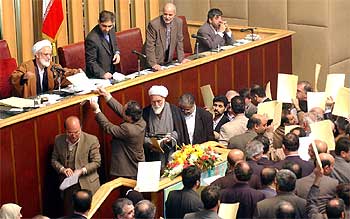 Los diputados reformistas entregando ayer su carta de dimisión al presidente del Parlamento iraní.