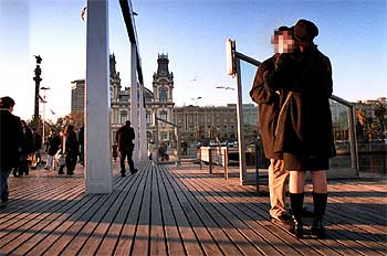 Una pareja en el Moll de la Fusta, en Barcelona.