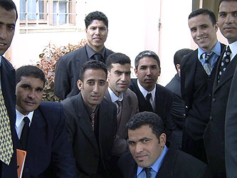 Un grupo de jóvenes marroquíes esperan para ser entrevistados por los enviados de Vips.