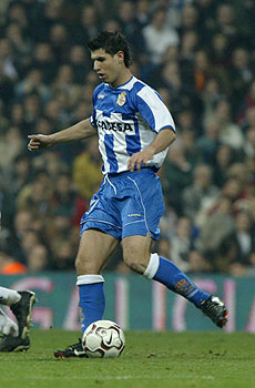 Luque se dispone a dar un pase desde la banda izquierda.