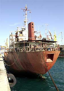 El petrolero  MT Conakry,  ayer en el puerto de Las Palmas.