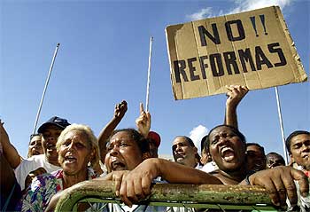 Mujeres dominicanas, durante una protesta el 15 de junio ante el Congreso Nacional.