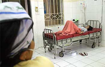 Ngo Le Han, de 23 años, miembro de una familia vietnamita víctima de la  gripe del pollo,  permanecía el viernes aislada en un hospital de Hanoi, poco antes de morir.