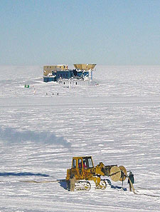Una máquina trabaja cerca de un observatorio científico en la Antártida.