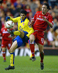 Autogol de Reyes y el Arsenal eliminado