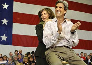 El candidato demócrata John Kerry, junto a su esposa, Teresa Heinz, en New Hampshire.