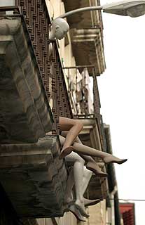 Piernas al aire en la calle del Barco