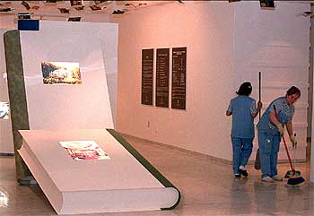 La exposición, que recoge lo mejor de sus fondos, desde códices del siglo XV al último  fanzine, estará abierta hasta el 7 de marzo  y se adentra en una revisión de los fondos que superan los 300.000 documentos.