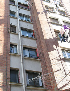 Edificio donde residía la mujer fallecida al caer de una ventana.