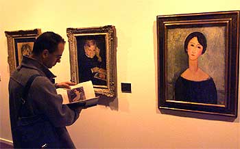  Modigliani en el corazón de París. Itinerarios de artistas  reúne 25 obras de Amedeo Modigliani, como los dos cuadros de la fotografía, y 75 piezas de otros artistas -Picasso, Chagall, Foujita, Juan Gris, Julio González y Pablo Gargallo- que compartieron su vida en Montparnasse.