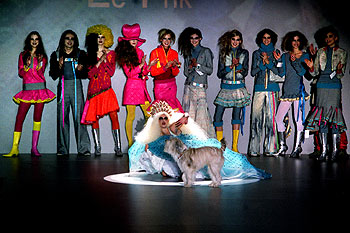 La diseñadora Nekane  Le Frik , al finalizar su desfile en la Pasarela Gaudí.
